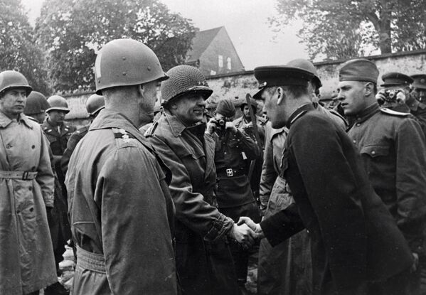 Soviet Army Colonel General Gleb Baklanov (right) welcomes US Major General William B. Kean (left) during the meeting of the Allied troops on the banks of the Elbe River near Torgau. - Sputnik International