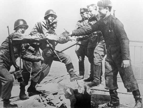 سربازان شوروی جبهه اول اوکراین با سربازان آمریکایی ارتش اول ایالات متحده ملاقات کردند.  - اسپوتنیک بین المللی