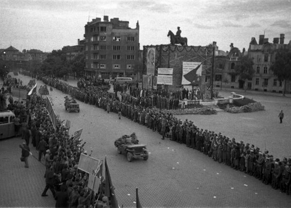 Residents of the city of Torgau (Germany) greeting allied troops at a solemn meeting dedicated to the link up allied troops at the Elbe river, 1945 - Sputnik International