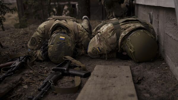 Ukrainian soldiers take cover from incoming artillery fire in Irpin, the outskirts of Kyiv, Ukraine, Sunday, March 13, 2022 - Sputnik International