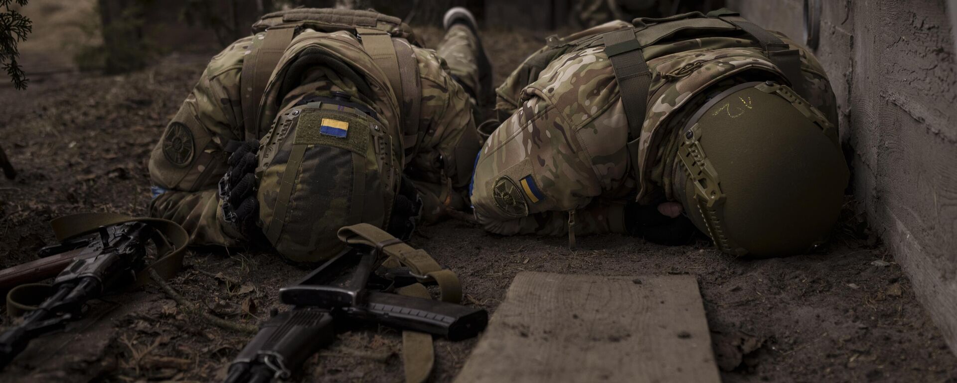 Ukrainian soldiers take cover from incoming artillery fire in Irpin, the outskirts of Kyiv, Ukraine, Sunday, March 13, 2022 - Sputnik International, 1920, 03.05.2024