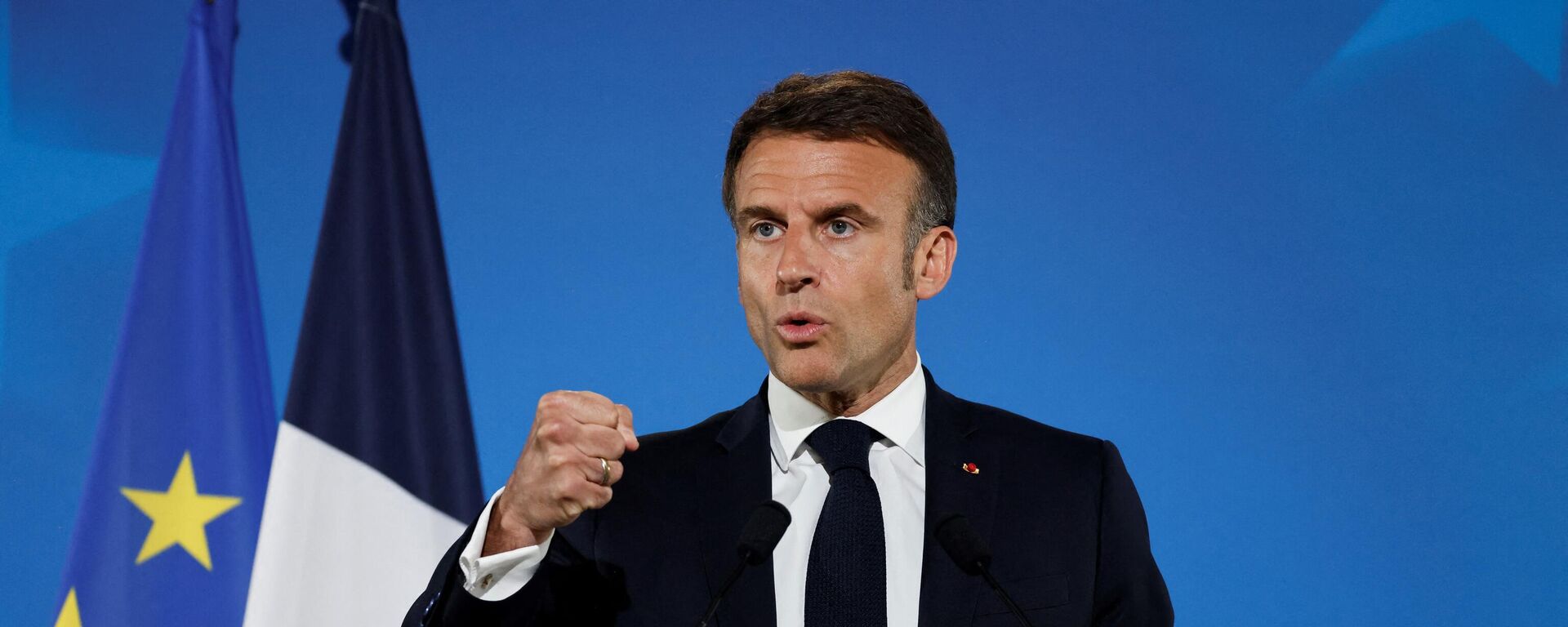 French President Emmanuel Macron gestures during a press conference at the end of the European Council summit at the EU headquarters in Brussels, on April 18, 2024. - Sputnik International, 1920, 25.04.2024