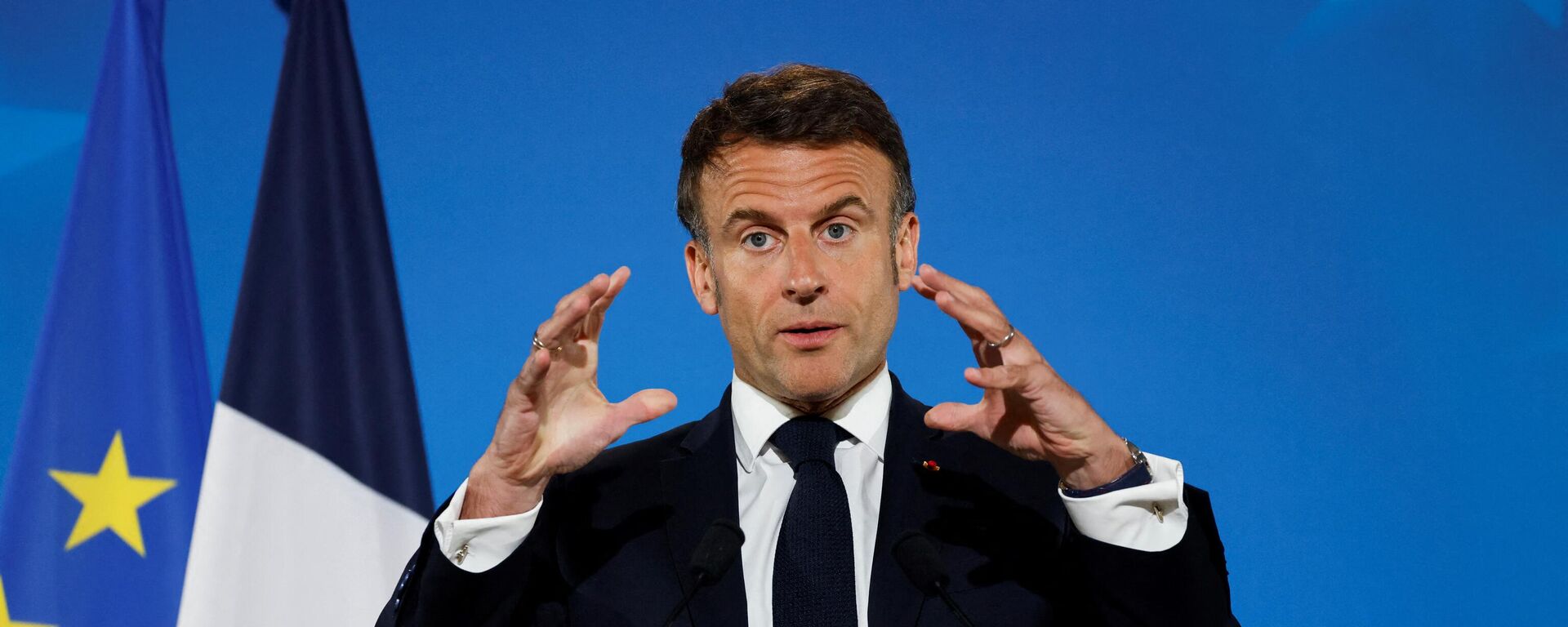 French President Emmanuel Macron gestures during a press conference at the end of the European Council summit at the EU headquarters in Brussels, on April 18, 2024. - Sputnik International, 1920, 29.04.2024