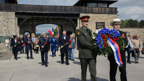 Participants from Russia take part in a ceremony honoring the victims of Nazism at the memorial complex on the site of the Mauthausen concentration camp, in Linz, Austria - Sputnik International