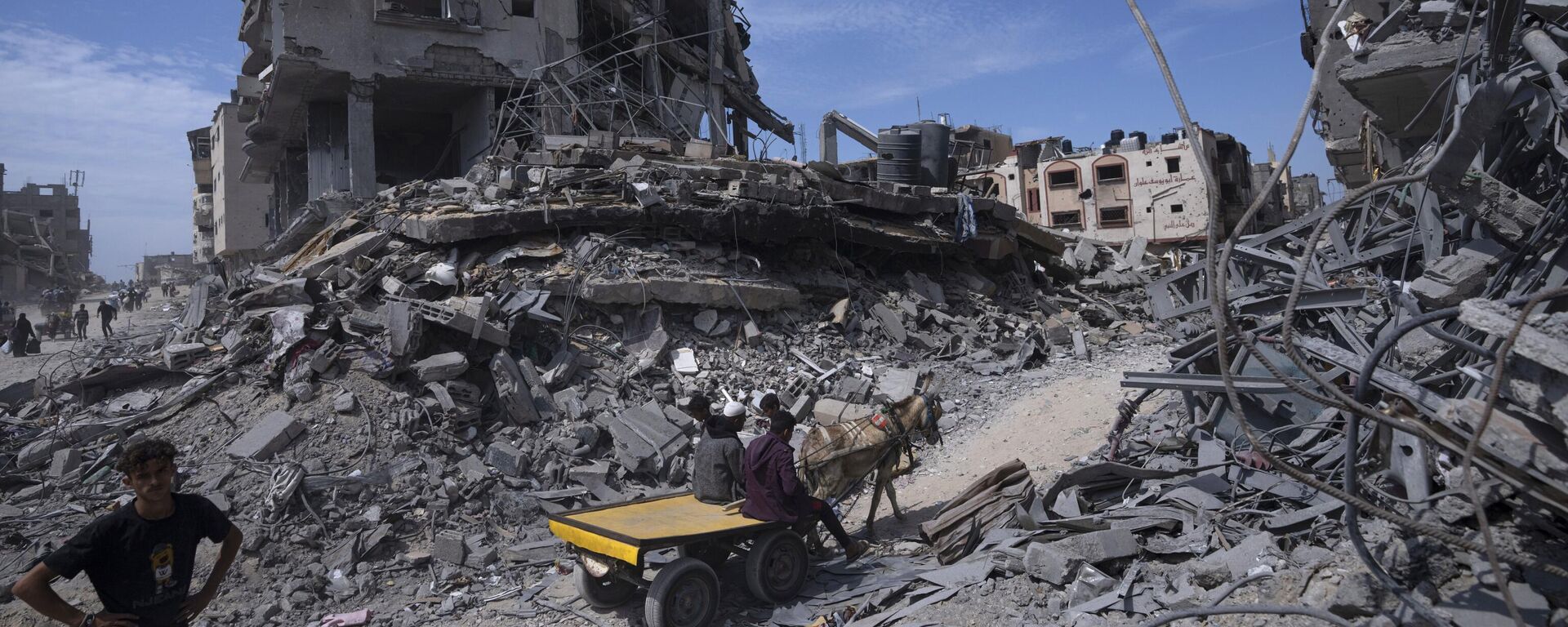 Palestinians find their home city unrecognizable in Khan Younis, southern Gaza Strip, April 8, 2024, as they filtered in to salvage what they could from the vast destruction left by Israeli troops who withdrew from Khan Younis a day earlier after months of fighting and bombardment - Sputnik International, 1920, 01.05.2024