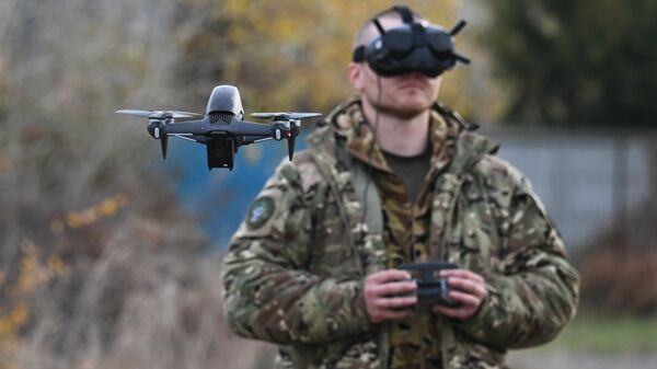 A Russian serviceman is trained to operate an FPV drone. File photo - Sputnik International