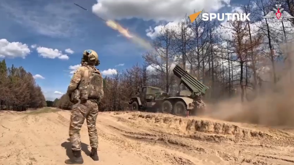 Russian Rocket Artillery Erases Ukrainian Positions - Sputnik International