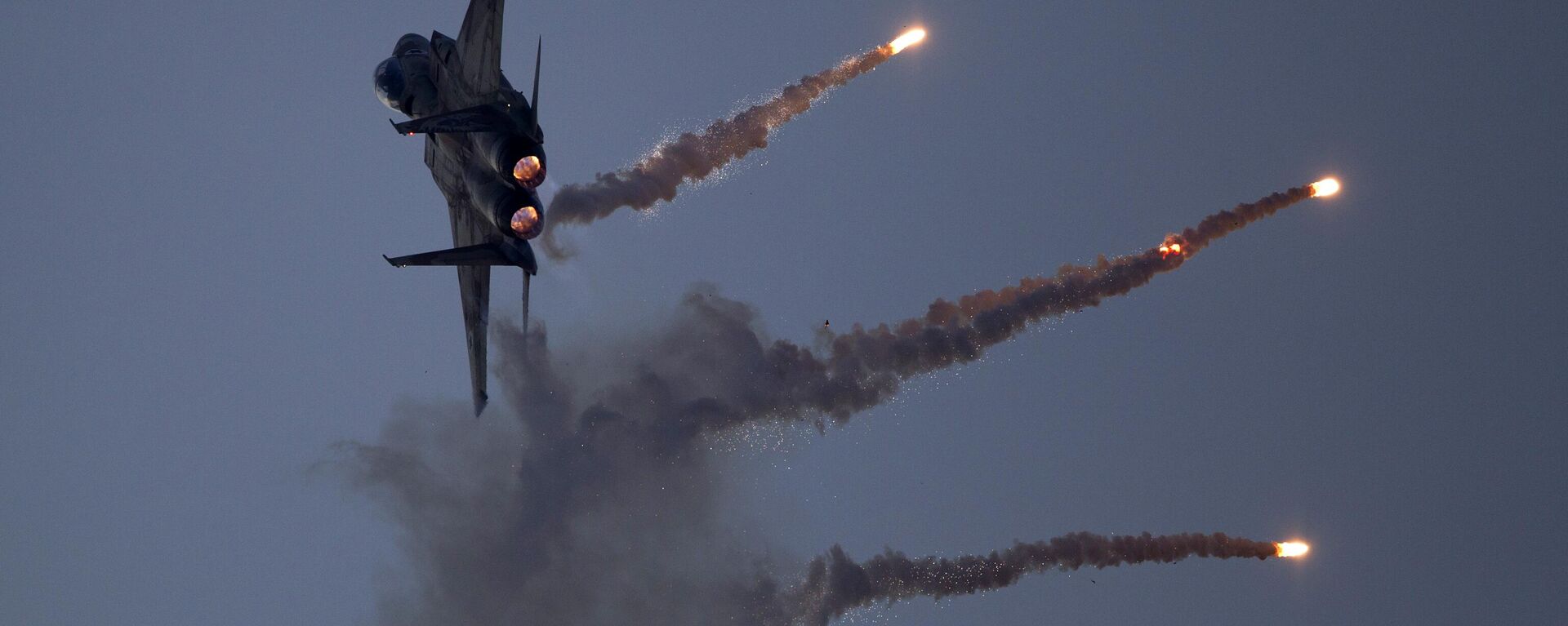 An Israeli Air Force fighter jet releases flares during an acrobatics display during a graduation ceremony in the Hatzerim air force base near the southern city of Beersheba, Israel, Thursday, Dec. 27, 2012 - Sputnik International, 1920, 13.12.2024