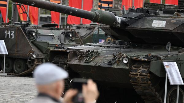 A trophy German Leopard 2 tank captured by Russian servicemen during a special operation, on Poklonnaya Hill in Moscow.  - Sputnik International