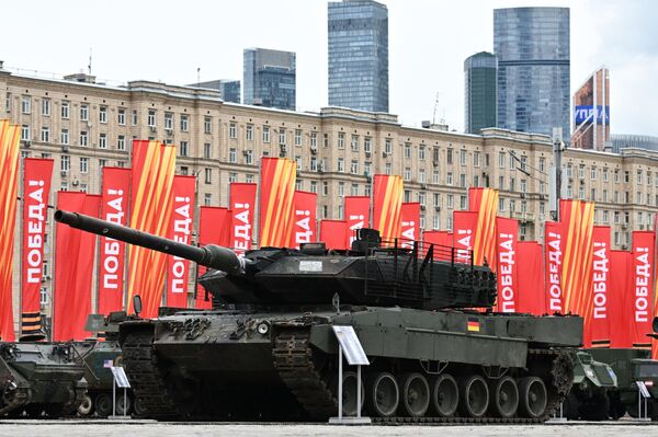 A German Leopard 2A6 main battle tank is pictured before the opening of an exhibition of foreign-made military equipment captured during Russia&#x27;s military operation in Ukraine, on Poklonnaya Hill in Moscow, Russia. - Sputnik International