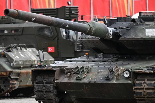 A German Leopard 2A6 main battle tank is pictured before the opening of an exhibition of foreign-made military equipment captured during Russia&#x27;s military operation in Ukraine, on Poklonnaya Hill in Moscow, Russia. - Sputnik International