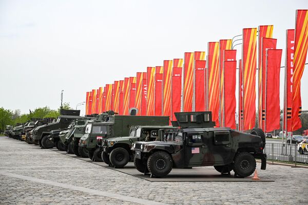 A High Mobility Multipurpose Wheeled Vehicle (HMMWV), also known as Humvee, front, is pictured before the opening of an exhibition of foreign-made military equipment captured during Russia&#x27;s military operation in Ukraine, on Poklonnaya Hill in Moscow, Russia. - Sputnik International