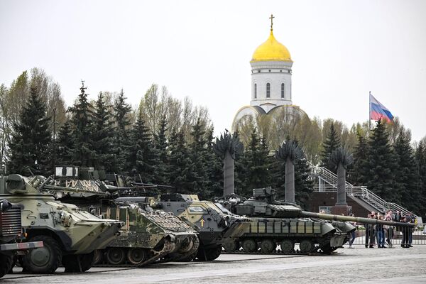 An M2 Bradley infantry fighting vehicle, center, is pictured before the opening of an exhibition of foreign-made military equipment captured in the course of Russia&#x27;s military operation in Ukraine, on Poklonnaya Hill in Moscow, Russia. - Sputnik International