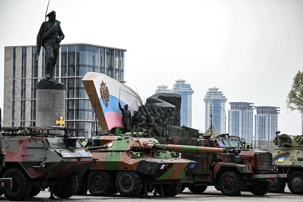 A Patria Pasi XA-180 armored personnel carrier (APC), AMX-10 RC armored fighting vehicle, and a Mastiff protected patrol vehicle are pictured before the opening of an exhibition of foreign-made military equipment captured during Russia&#x27;s military operation in Ukraine, on Poklonnaya Hill in Moscow, Russia. - Sputnik International