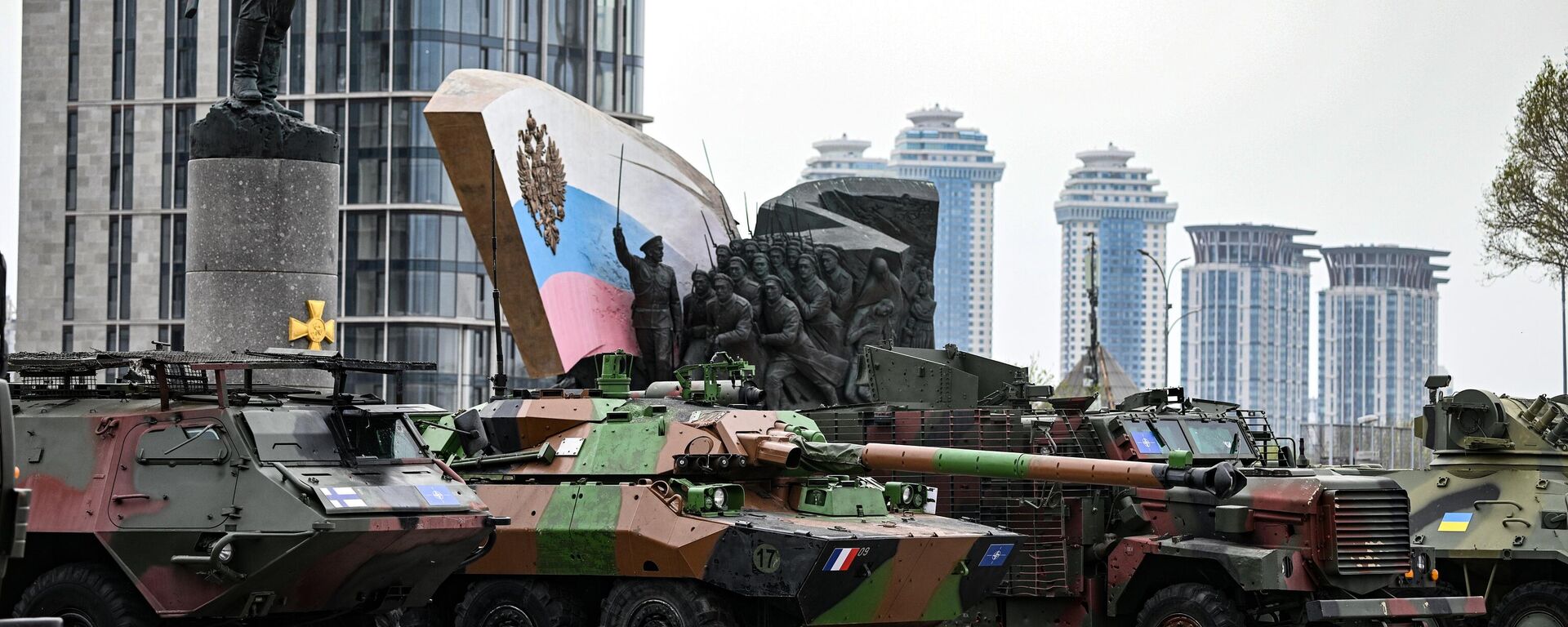 A Patria Pasi XA-180 armoured personnel carrier (APC), AMX-10 RC armoured fighting vehicle and a Mastiff protected patrol vehicle are pictured before an opening of an exhibition of foreign-made military equipment captured in the course of Russia's military operation in Ukraine, on Poklonnaya Hill in Moscow - Sputnik International, 1920, 19.07.2025