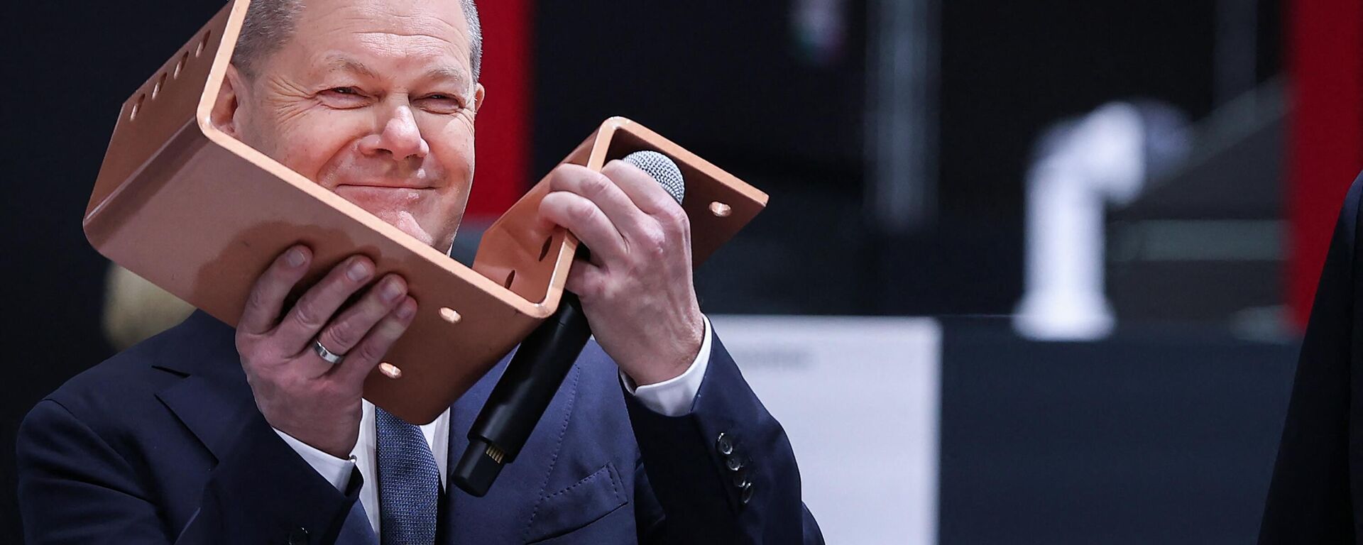 German Chancellor Olaf Scholz holds a copper conductor as he visits the booth of German manufacturing company of power distribution gear and IT infrastructure Rittal during an opening tour of the Hanover technology Fair (Hannover Messe) on April 22, 2024 in Hanover, northern Germany. - Sputnik International, 1920, 28.04.2024