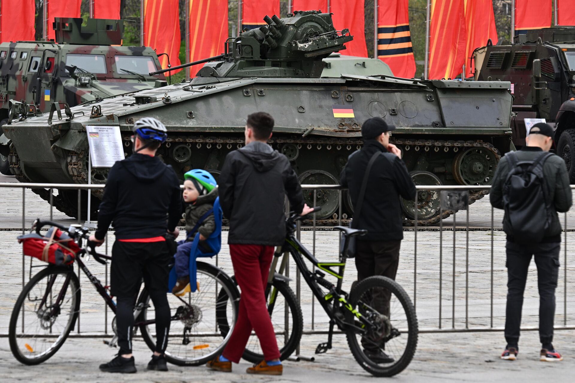 Trophy German Leopard 2 tanks and Marder IFVs as well as Ukrainian T-72s and BTR-80s have been brought to Moscow's Poklonnaya Hill for an exhibition. - Sputnik International, 1920, 28.04.2024