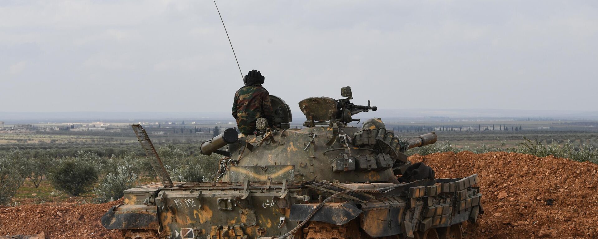 A soldier of the Syrian army guards atop a military tank in a forward position, outside Aleppo, Syria. - Sputnik International, 1920, 09.12.2024