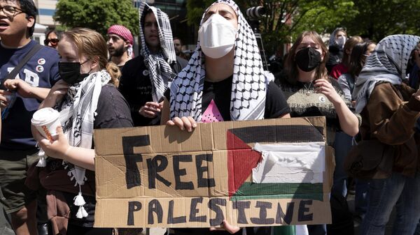 George Washington University students protest on the street after police close the student plaza during a pro-Palestinian protest against US military support for Israel's operation in Gaza on Friday, April 26, 2024, in Washington - Sputnik International