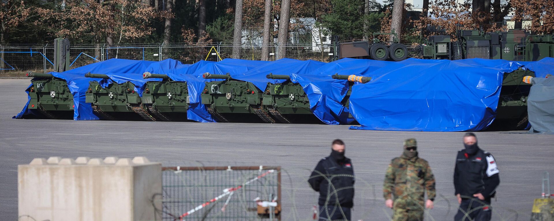 Leopard 1 A5 combat tanks ready for delivery are pictured at the military ground before a visit of Ukrainian troop by German President and German Defence Minister at the Klietz military training area in Klietz, eastern Germany, on February 23, 2024. Soldiers from Ukraine are currently being trained on the Leopard 1 A5 tank in the German Bundeswehr's troop training centre in Klietz.  - Sputnik International, 1920, 29.04.2024