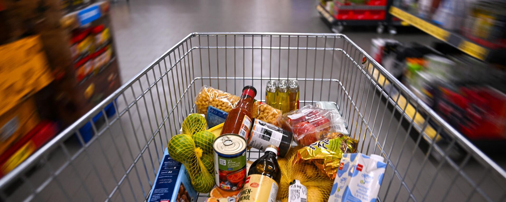 Food items lie in a shopping cart at a store of the Penny supermarket chain in Berlin, Germany, on August 1, 2023.  - Sputnik International, 1920, 30.04.2024