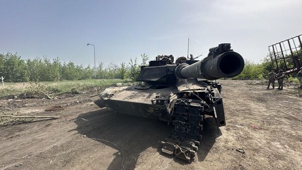 An American Abrams M1 tank destroyed in the special military operation zone - Sputnik International