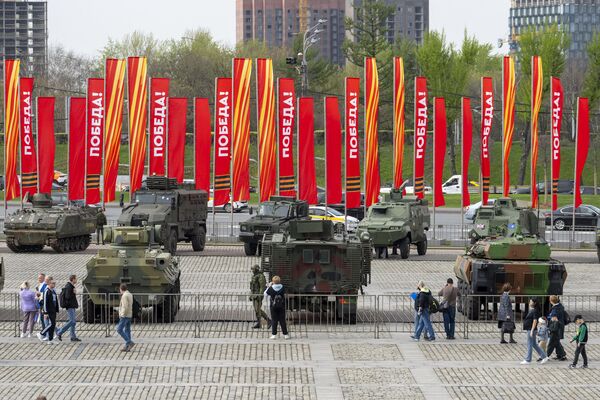 People attending the exhibition of tanks, APCs, and artillery captured from Ukrainian forces during fighting in the special military operation. - Sputnik International