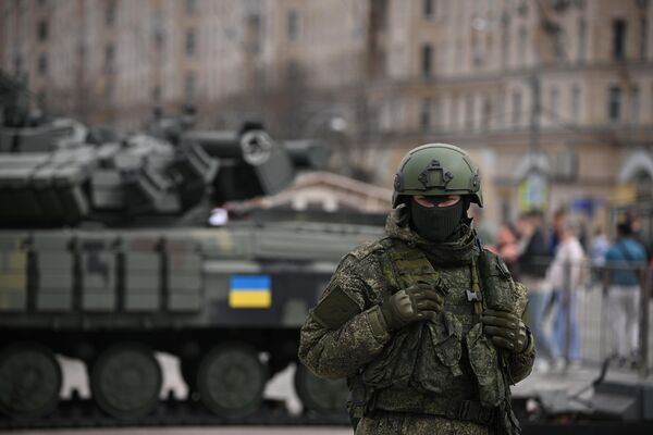 Russian serviceman at the exhibition of captured Western weapons. - Sputnik International