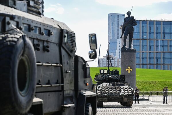 Turkish MRAP BMC Kirpi 4x4 armored vehicle (left) and US M2 Bradley IFV captured by Russian troops during the special military operation. - Sputnik International