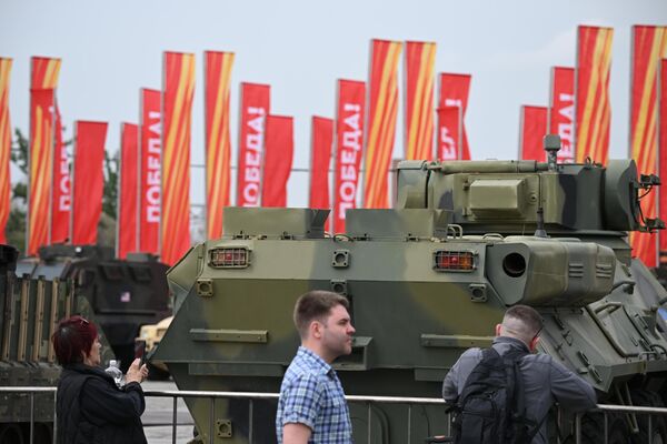 The organizers also set up a tent displaying various communication systems, including a Starlink terminal, as well as mines, grenade launchers, and small arms produced by NATO countries. - Sputnik International