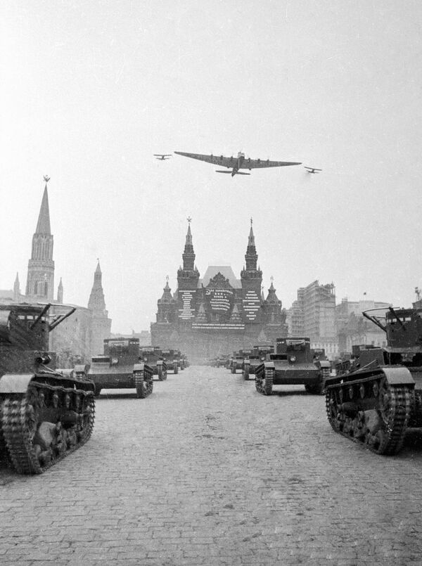 Legendary Soviet “Maxim Gorky” aircraft during a May Day parade on Moscow&#x27;s Red Square, flanked on both sides by Tupolev I-4 fighter aircraft. - Sputnik International