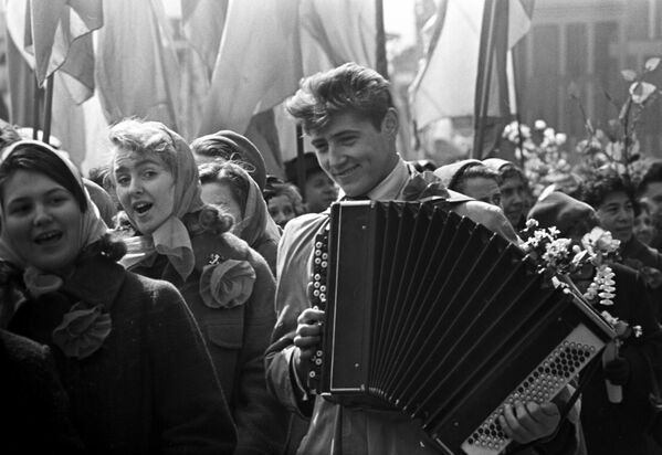 Soviet people attend a May Day demonstration in Moscow. - Sputnik International