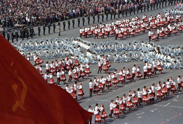 Amateur talent groups perform on Red Square on International Day of Workers&#x27; Solidarity. - Sputnik International