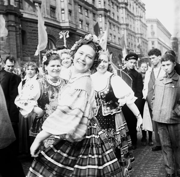 People participate in a May Day march on Gorky Street (now Tverskaya Street) in Moscow. - Sputnik International