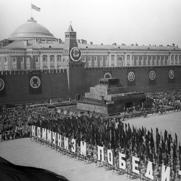 A column of banner-bearers marching across Red Square on May Day. - Sputnik International