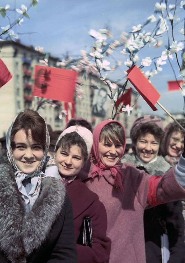 Muscovites during celebrations of May Day in the Soviet capital. - Sputnik International