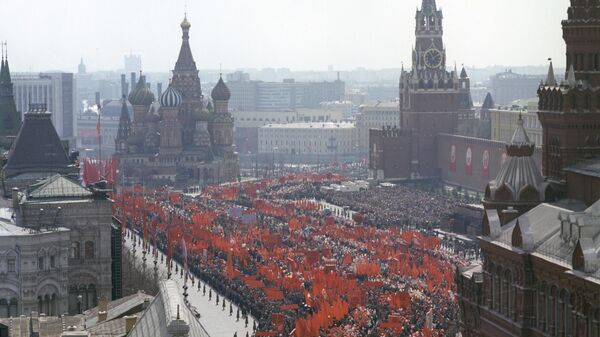 Festive demonstration of workers on Red Square on May 1 - Sputnik International