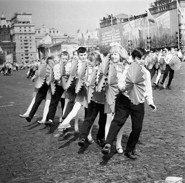 Young pioneers from Moscow&#x27;s schools perform during celebrations of the International Day of Workers’ Solidarity on Red Square. - Sputnik International