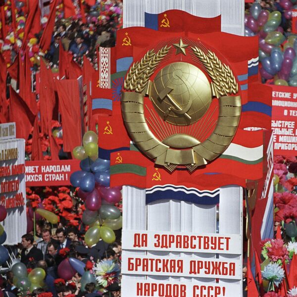 Festive demonstration with banners and flags on Red Square during a celebration of the International Day of Workers’ Solidarity on May 1, 1986. - Sputnik International