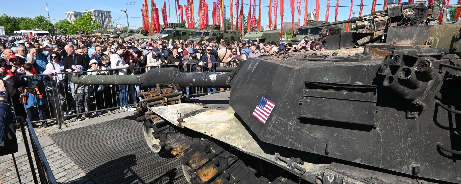 Visitors get a closer look at a trophy M1 Abrams main battle tank captured by Russian forces at Victory Park in Moscow. The tank is one of over 30 pieces of military equipment from a dozen mostly NATO countries put on display. - Sputnik International, 1920, 01.05.2024