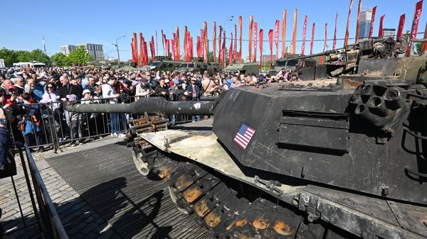Visitors get a closer look at a trophy M1 Abrams main battle tank captured by Russian forces at Victory Park in Moscow. The tank is one of over 30 pieces of military equipment from a dozen mostly NATO countries put on display. - Sputnik International