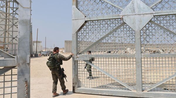 Israeli soldiers open a gate at the Erez crossing between Israel and Beit Hanun in the northern Gaza Strip during an operation of humanitarian aid delivered from Jordan to the Palestinian territory, on May 1, 2024, amid the ongoing conflict between Israel and the Palestinian militant group Hamas - Sputnik International