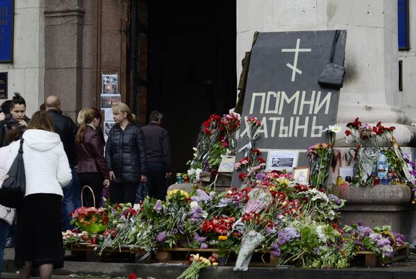 Odessa residents laying flowers in memory of the dead as a result of the tragedy. - Sputnik International