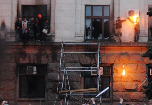 People trying to escape the burning building - Sputnik International