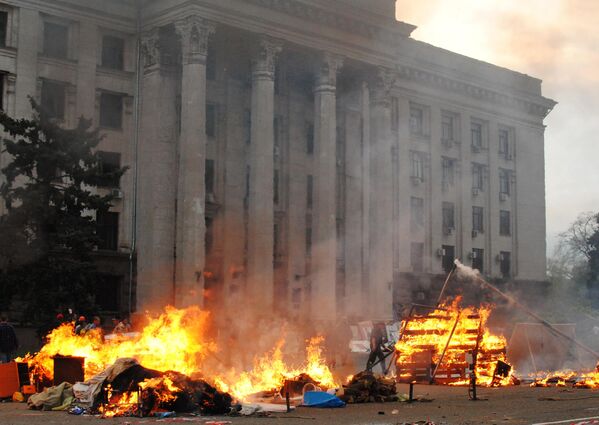 Burning tents of Odessa’s anti-Maidan activists set up on the Kulikovo Field outside the Trade Unions Building. - Sputnik International