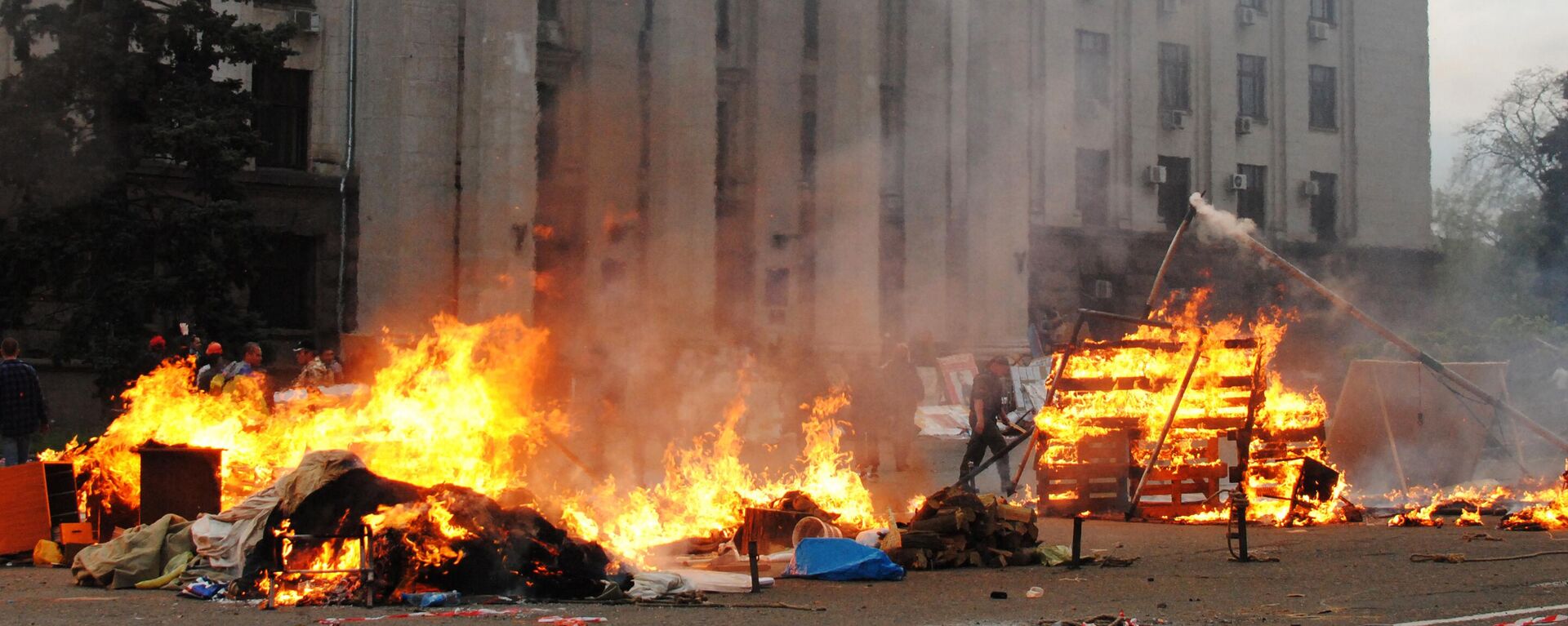 Burning tents of Odessa’s Anti-Maidan activists set up on the Kulikovo Field outside the Trade Unions Building - Sputnik International, 1920, 02.05.2025