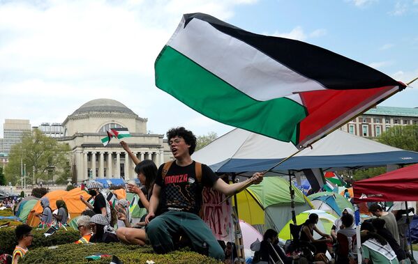 Protestors wave Palestinian flags on the West Lawn of Columbia University, New York City (April 29, 2024). - Sputnik International