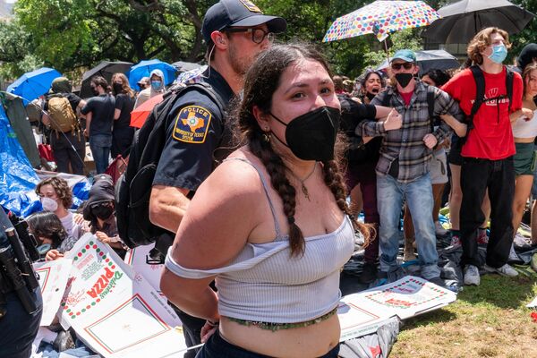 Texas State Troopers arresting pro-Palestinian campaigners at the University of Texas (April 29, 2024). - Sputnik International