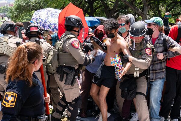A pro-Palestinian protestor is arrested by Texas State Troopers at the University of Texas (April 29, 2024). - Sputnik International