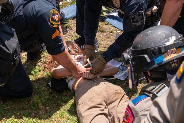A pro-Palestinian protestor is arrested by Texas State troopers and university police at the University of Texas (April 29, 2024). - Sputnik International
